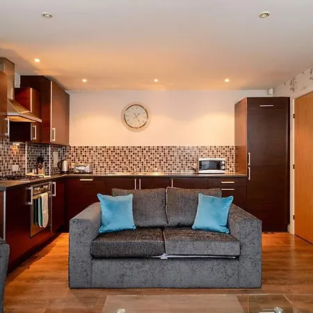 Lovely Near Centre And Shops *