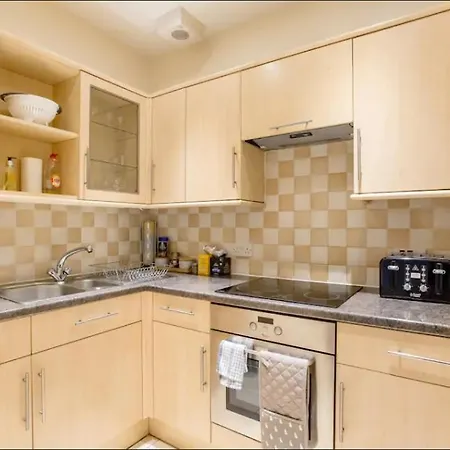 Historic 20 Minutes Walk To Princes St *