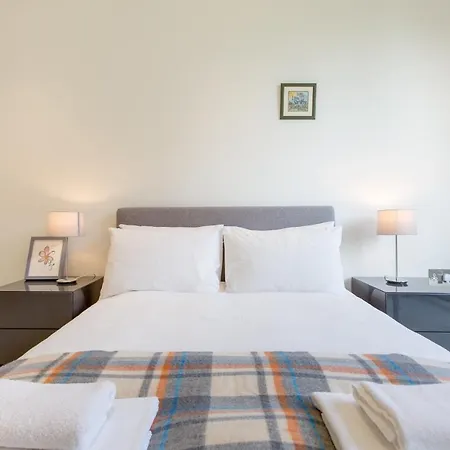 Quartermile Retreat With Parking Edimburgo