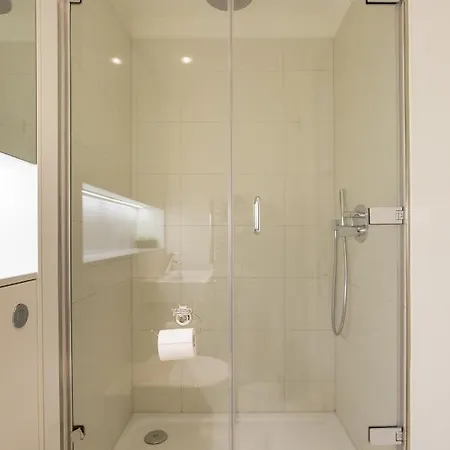 Quartermile Retreat With Parking Apartamento *