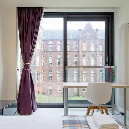 Quartermile Retreat With Parking Apartamento