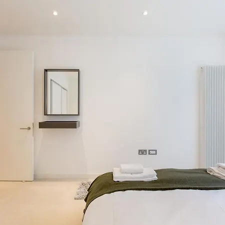 Apartment Quartermile Retreat With Parking *