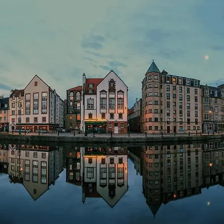 Traditional 3 Bedroom Quiet Duplex Flat By High St, Trams And Buses - Just 1-5 Miles To Centre * Édimbourg