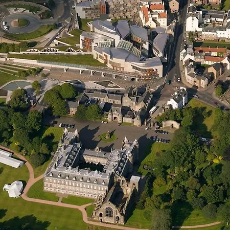 Apartment Cosy Haven With Free Wifi And Ps3 - Half A Mile From Holyrood Palace And Arthur Seat!
