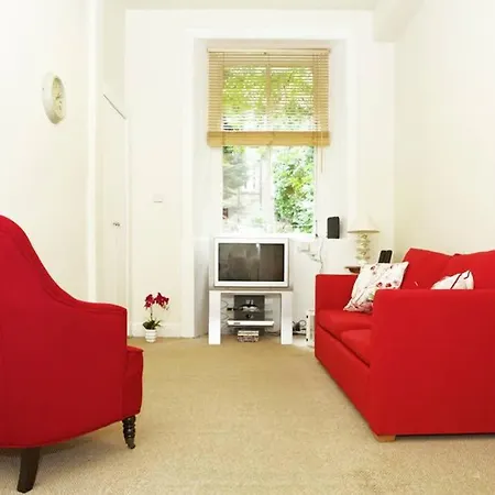Cosy Haven With Free Wifi And Ps3 - Half A Mile From Holyrood Palace And Arthur Seat! Edinburgh