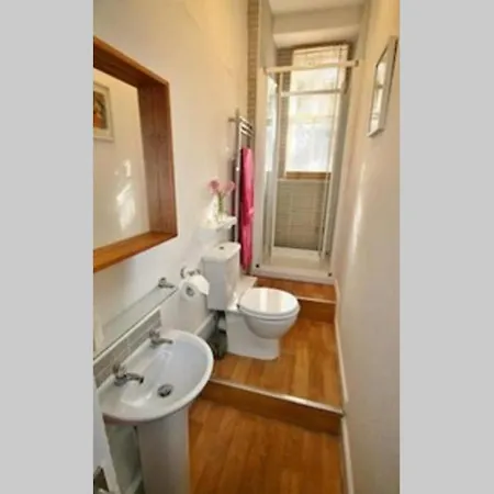 Cosy Haven With Free Wifi And Ps3 - Half A Mile From Holyrood Palace And Arthur Seat! *