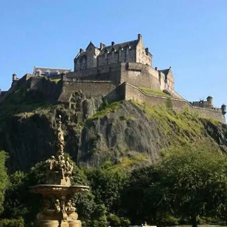 Cosy Haven With Free Wifi And Ps3 - Half A Mile From Holyrood Palace And Arthur Seat!