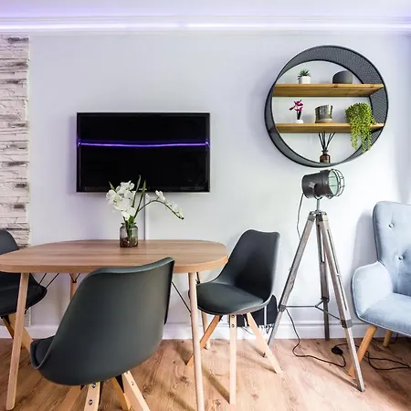 Centre Stylish With Free Parking Apartment