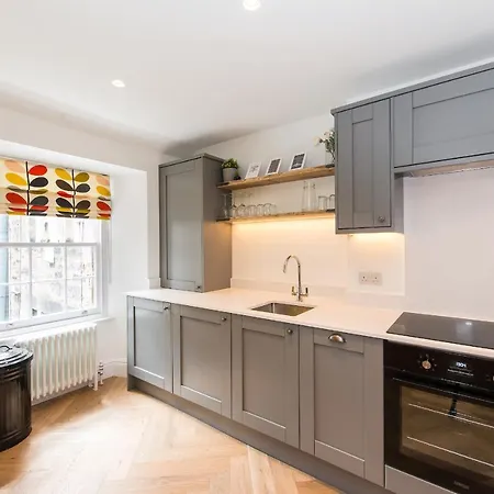 Centre, Newly Refurbished Stylish Apartment *