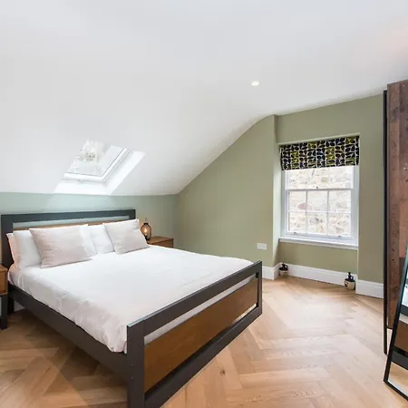 Centre, Newly Refurbished Stylish Apartment *