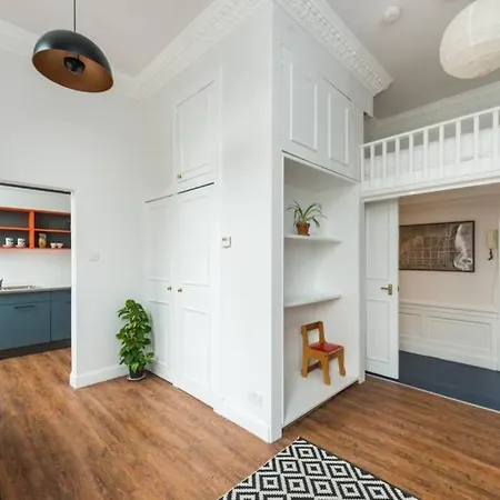 Апартаменты Newly Refurbished Centre Chic Pad Эдинбург