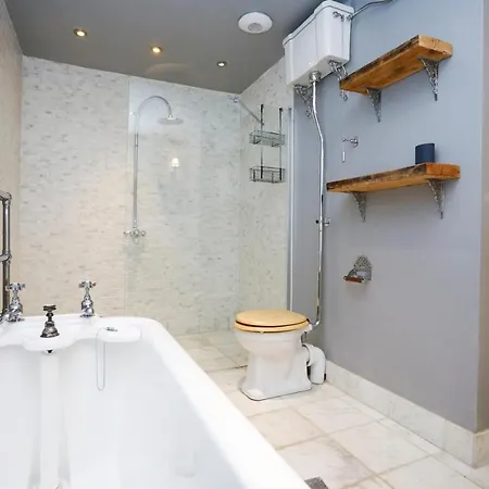 Altido Authentic & Luxurious 2-story Apt With Garden