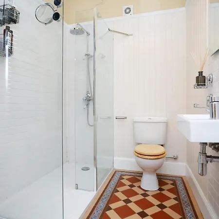 Altido Authentic & Luxurious 2-story Apt With Garden *
