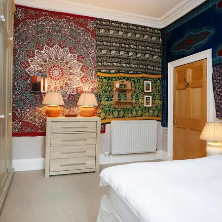 Appartement Altido Authentic & Luxurious 2-story Apt With Garden