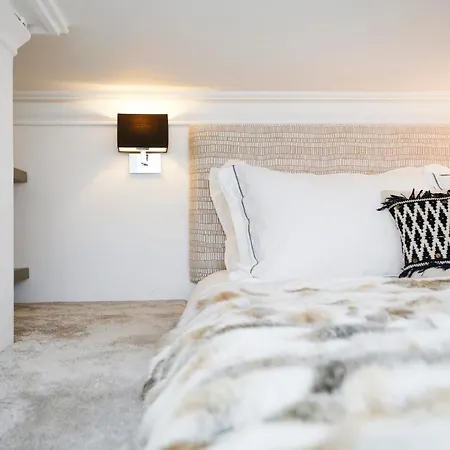 Appartement Altido Authentic & Luxurious 2-story Apt With Garden *