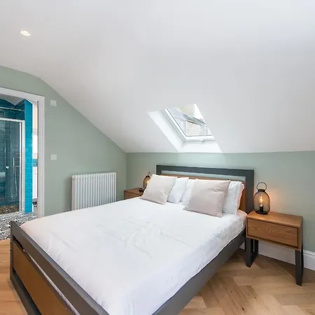 Centre, Newly Refurbished Stylish