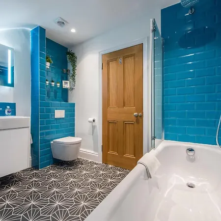 Centre, Newly Refurbished Stylish *