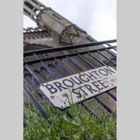 Апартаменты Newly Refurbished Centre Chic Pad *