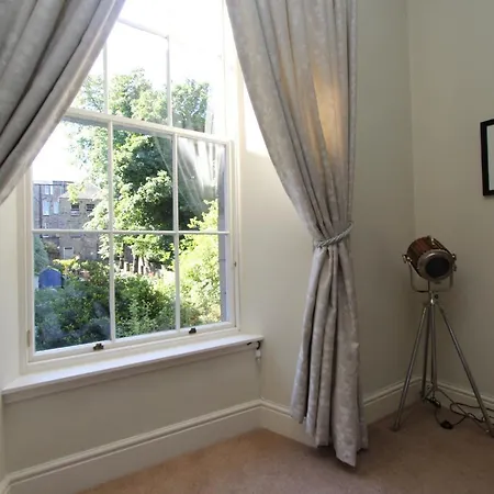 Escape To @ Broughton Place Apartment *