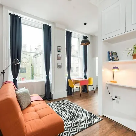 Newly Refurbished Centre Chic Pad Apartment