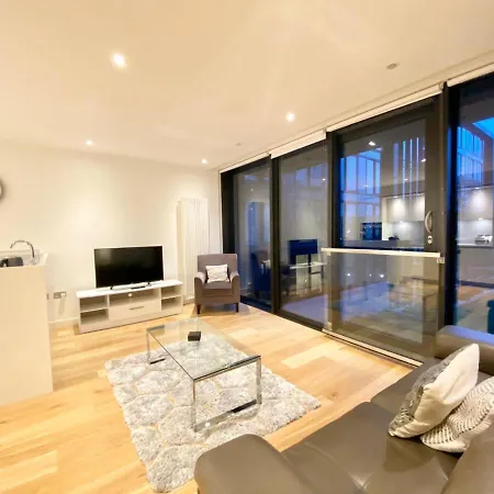 מלון דירות Quartermile Serviced *