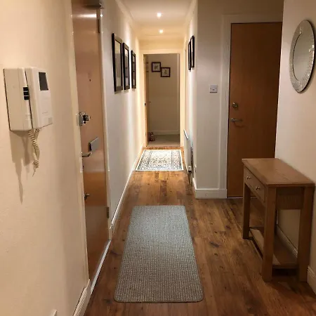 Alba Apartments- Gentle's Entry *