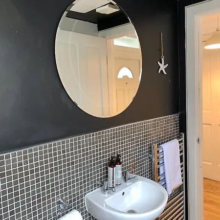 Charming 5-bed In Apartment
