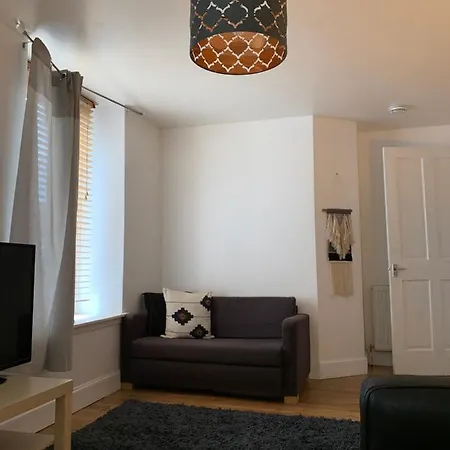 Charming 5-bed In Apartment