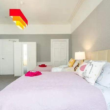 Stunning 2-bed In Apartament Edynburg