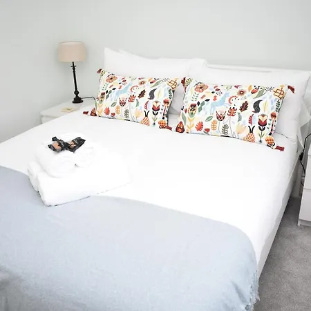 Bernard St - Bright And Spacious 1 Bed At The Shore! *