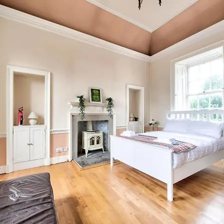 Guestready - Cosy 2br Top Floor Apt At World's End شقة
