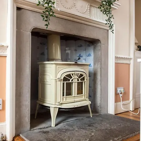 Guestready - Cosy 2br Top Floor Apt At World's End شقة *