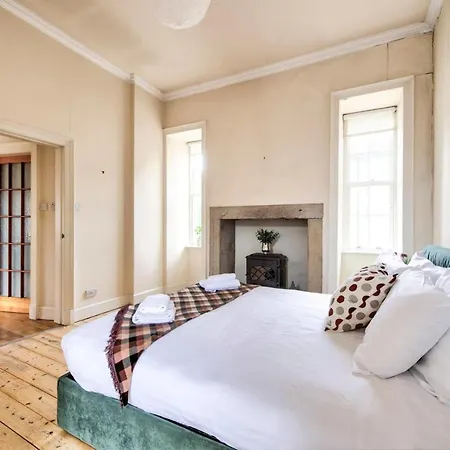 Guestready - Cosy 2br Top Floor Apt At World's End إدنبرة
