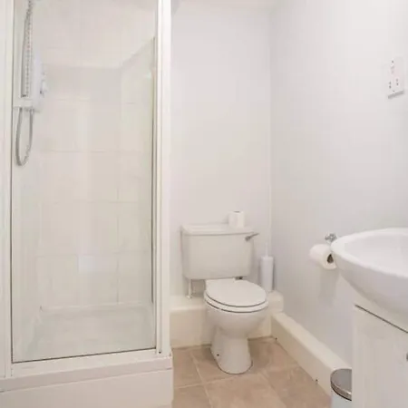 Dicksonfield - Modern 2 Bed, 2 Bath Close To Centre *