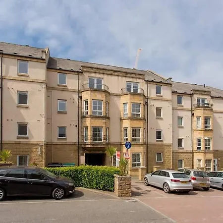 Dicksonfield - Modern 2 Bed, 2 Bath Close To Centre Apartment