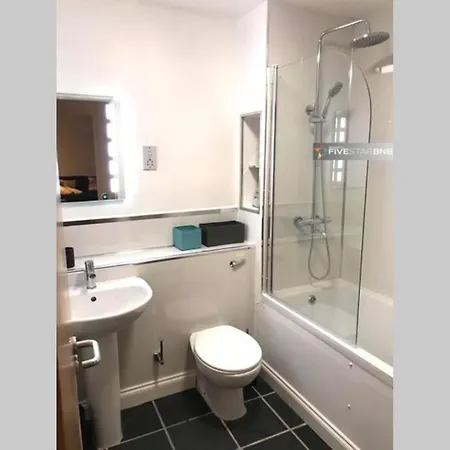 Appartamento Waterfront Living In Leith With Free Parking! Edimburgo