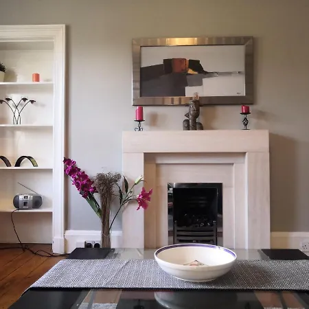 Old Town Apartment, Spacious 2 Bedroom 3rd Floor Close To Castle, Stair Access Only * Edinburgh