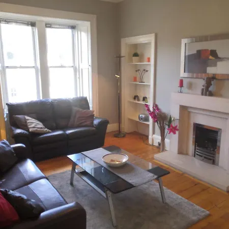 Old Town Apartment, Spacious 2 Bedroom 3rd Floor Close To Castle, Stair Access Only Apartment Edinburgh