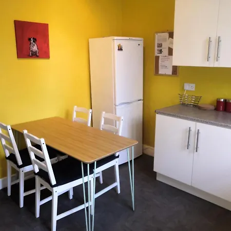 Old Town Apartment, Spacious 2 Bedroom 3rd Floor Close To Castle, Stair Access Only *