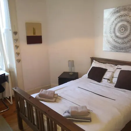 Old Town Apartment, Spacious 2 Bedroom 3rd Floor Close To Castle, Stair Access Only *