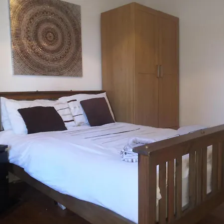 Old Town Apartment, Spacious 2 Bedroom 3rd Floor Close To Castle, Stair Access Only * Edinburgh