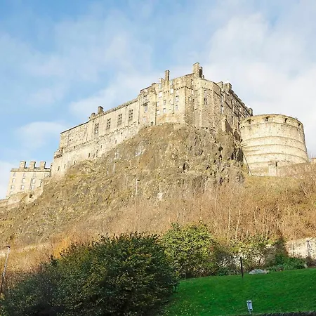 Altido Modern 1-br Apt With Views Of Castle Daire *