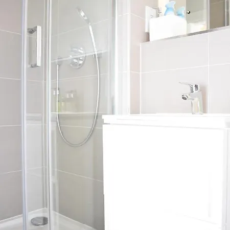 Bernard St - Bright And Spacious 1 Bed At The Shore! *