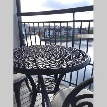 Waterfront Living In Leith With Free Parking!