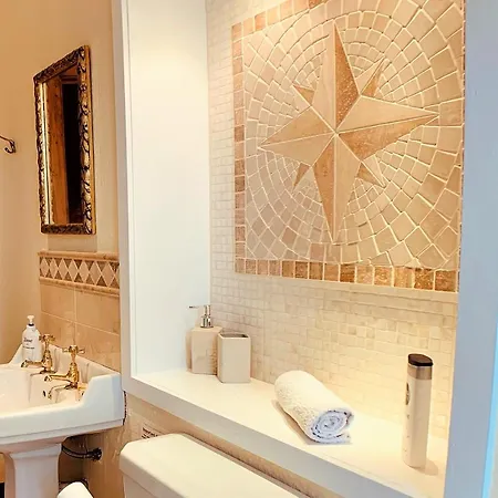 F2 Charming Centre Full Of Character Apartment *