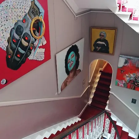 24 Royal Terrace מלון 4*