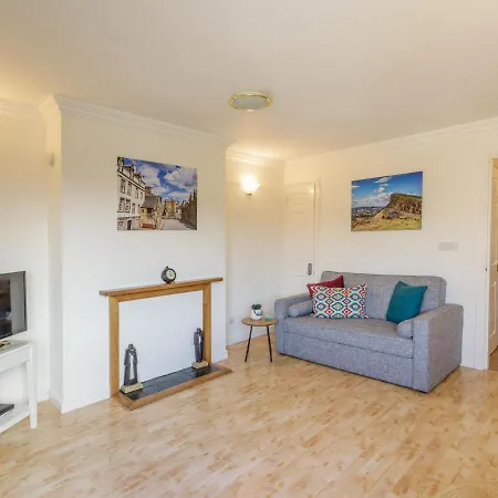 Pleasance Apartment *