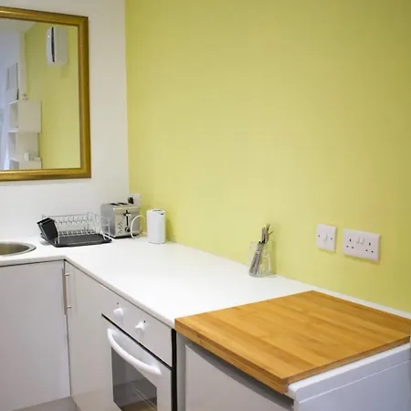 Bright Comfortable Studio Aptartment In Leith