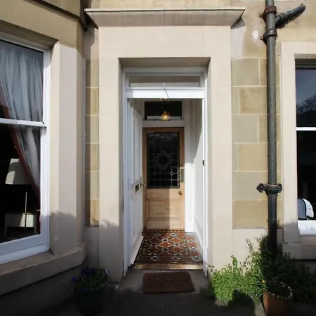 Classic Flat Close To City Centre! Sale! * Edinburgh