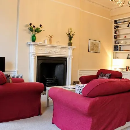 Traditional Georgian Flat In New Town Lägenhet
